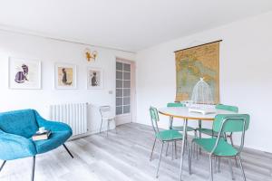 ein Zimmer mit einem Tisch und Stühlen sowie einer Karte an der Wand in der Unterkunft The Roof Apartment - CityCenter - by HOST4U in Pavia