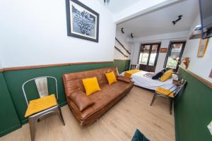 ein Wohnzimmer mit Sofa und Bett in der Unterkunft UN SUEÑO EN SEVILLA in Sevilla