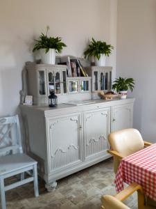 a white cabinet with plants on top of it at Storczykowe Wzgórze in Paszowice