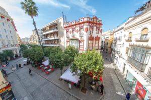 eine Draufsicht auf eine Stadtstraße mit Gebäuden in der Unterkunft UN SUEÑO EN SEVILLA in Sevilla