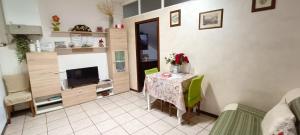A television and/or entertainment centre at Appartamento da Raffaella CIR O12133 CNI OOO39