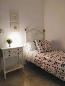 a bedroom with a bed and a nightstand with a bed sidx sidx sidx sidx at Sueños de Córdoba in Córdoba