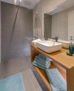 La salle de bains est pourvue d'un lavabo et d'une baignoire. dans l'établissement Kali Thea Villas, à Chersónissos