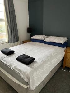 a bedroom with a bed with two towels on it at Flat in Leamington Spa town centre in Leamington Spa