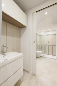 een badkamer met een wastafel, een bad en een toilet bij Casa di Nicola - Sciacca in Sciacca