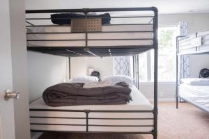 ein Schlafzimmer mit einem Etagenbett mit weißen Wänden in der Unterkunft New 4 Bedroom House for Downtown Travelers!!! in Indianapolis