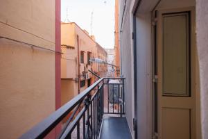 een leeg balkon in een gebouw met een deur bij Casa di Nicola - Sciacca in Sciacca