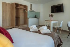 A bed or beds in a room at A&M CAVA