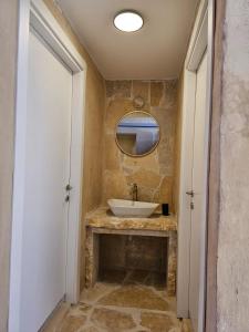 a bathroom with a sink and a mirror at Loft Ardon in Mitzpe Ramon