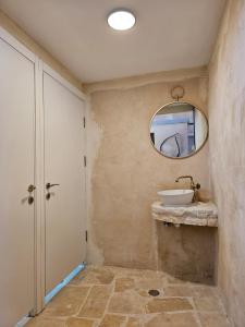 a bathroom with a sink and a mirror at Loft Ardon in Mitzpe Ramon
