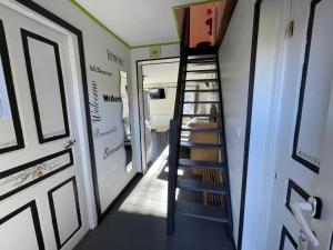 Una escalera que conduce a una habitación con puerta en LE SOULAQUET, en Soulages-Bonneval