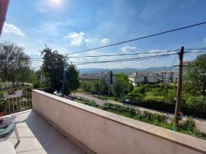 d'un balcon avec vue sur la ville. dans l'établissement Sobe Zimmer Rooms, à Bileća