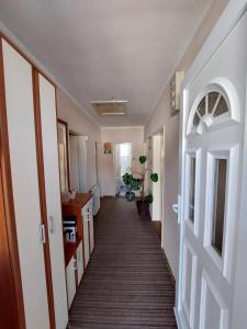 un couloir d'une maison avec un long couloir dans l'établissement Sobe Zimmer Rooms, à Bileća