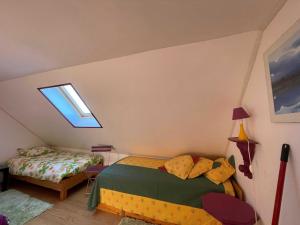 Habitación pequeña con cama y ventana en LE SOULAQUET, en Soulages-Bonneval