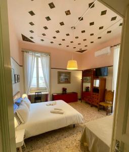 sypialnia z łóżkiem i salonem w obiekcie Montello Guest House & Apartment w Katanii +37 zdjęć