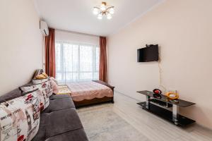 salon z kanapą i łóżkiem w obiekcie Element, 157 w mieście Ałma-Ata