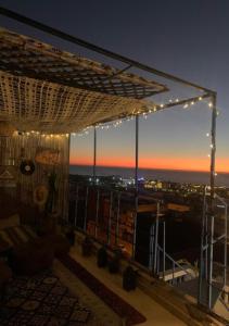 een kamer met uitzicht op de stad 's nachts bij Tamraght White Hostel in Tamraght Ouzdar