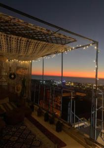 um quarto com vista para uma cidade à noite em Tamraght White Hostel em Tamraght Ouzdar