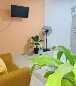 - un salon avec un canapé et une table avec un ventilateur dans l'établissement Casa Daniel confortable, à Palenque
