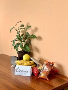 una mesa con plátanos y otros alimentos. en Casa Daniel confortable, en Palenque