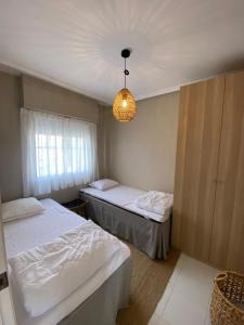 sypialnia z 2 łóżkami i żyrandolem w obiekcie Casa La Mata w mieście Torrevieja +27 zdjęć