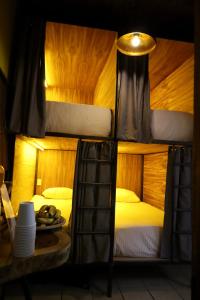 מיטה או מיטות קומותיים בחדר ב-Casa Yuk’