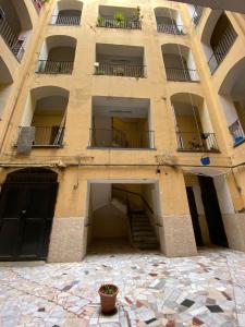 Ein Gebäude mit vielen Türen und Balkonen in der Unterkunft CLALE ROOMS in Neapel