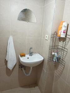 La petite salle de bains est pourvue d'un lavabo et d'un miroir. dans l'établissement CAVE HOUSE(KIR EVİ), à Ürgüp