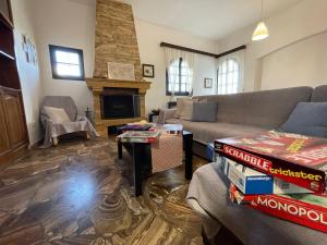 uma sala de estar com um sofá e uma lareira em Fyrogenis Cozy Family Friendly House in Gournes em Goúrnai