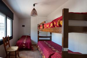 Pokój z 2 łóżkami piętrowymi i stołem w obiekcie AT033 La Siesta w mieście Torredembarra