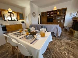 uma cozinha com uma mesa com comida e bebidas em Fyrogenis Cozy Family Friendly House in Gournes em Goúrnai