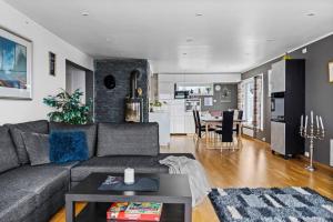 uma sala de estar com um sofá e uma mesa em Central Panoramic Retreat em Tromsø