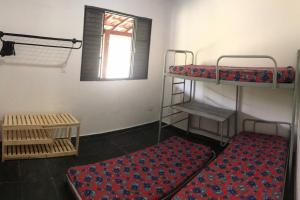 a room with two bunk beds and a window at Fazenda Santa Amalia 