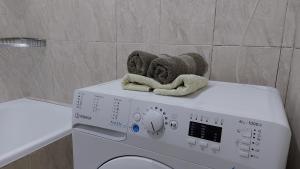 uma máquina de lavar roupa com toalhas em cima em Rent Apartment Negruzzi Street em Chişinău