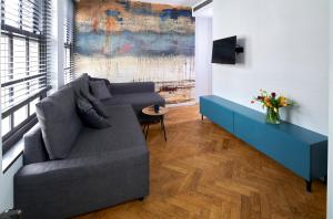 - un salon avec un canapé et une armoire bleue dans l'établissement London Paddington Apartments, à Londres