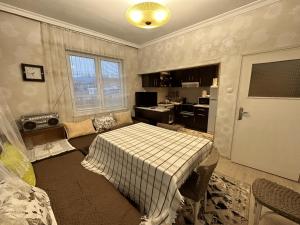 - une chambre avec un lit et un salon dans l'établissement Villa Utopia, Property by LMG, à Hisarya