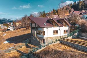 una casa en la cima de una colina en Infinity Villa en Buşteni