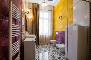 オラデアにあるApartamente La Teatru Orientのバスルーム(トイレ2つ、シンク付)