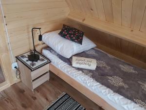 Postel nebo postele na pokoji v ubytování Domek pod Hajdówką