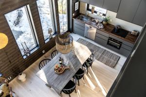 eine Aussicht über eine Küche und einen Esstisch in einem winzigen Haus in der Unterkunft Nybyggda parhus i Idre in Idrefjäll
