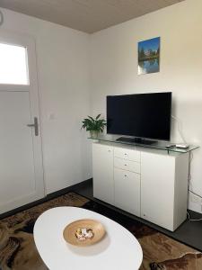 TV a/nebo společenská místnost v ubytování Chez nous