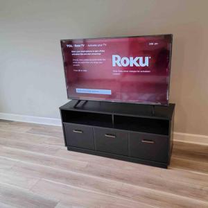 A television and/or entertainment centre at Affordable One Bedroom Rockford