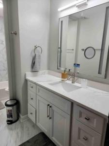 Kylpyhuone majoituspaikassa Affordable One Bedroom Rockford