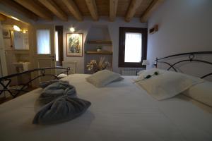 a bedroom with two beds with towels on them at B&B Casa Perla in Chioggia