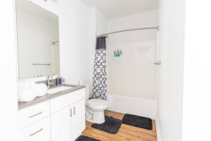 A bathroom at Affordable 1BD, Comfy Queen Beds, with GYM
