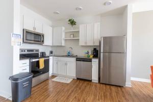 A kitchen or kitchenette at Affordable 1BD, Comfy Queen Beds, with GYM