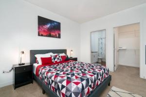 1 dormitorio con 1 cama con edredón rojo y negro en Cozy 2-Bedroom Fountain Square Indy, en Indianápolis