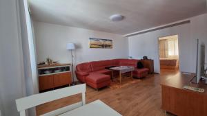 uma sala de estar com um sofá vermelho e uma mesa em Luxury apartment in beautiful small town em Nový Jičín