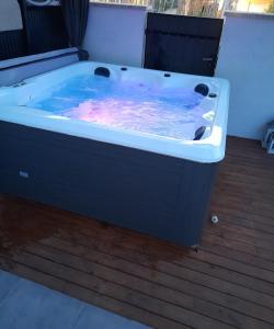 eine Whirlpool-Badewanne auf einer Terrasse in der Unterkunft Chambres 2 caps in Ambleteuse