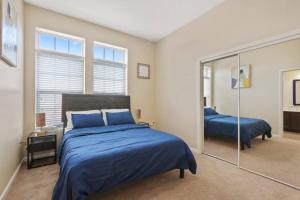 Ένα ή περισσότερα κρεβάτια σε δωμάτιο στο Downtown INDY private bedroom - Shared